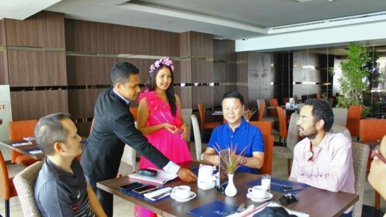 Aston Kupang Hotel & Convention Center Exteriör bild