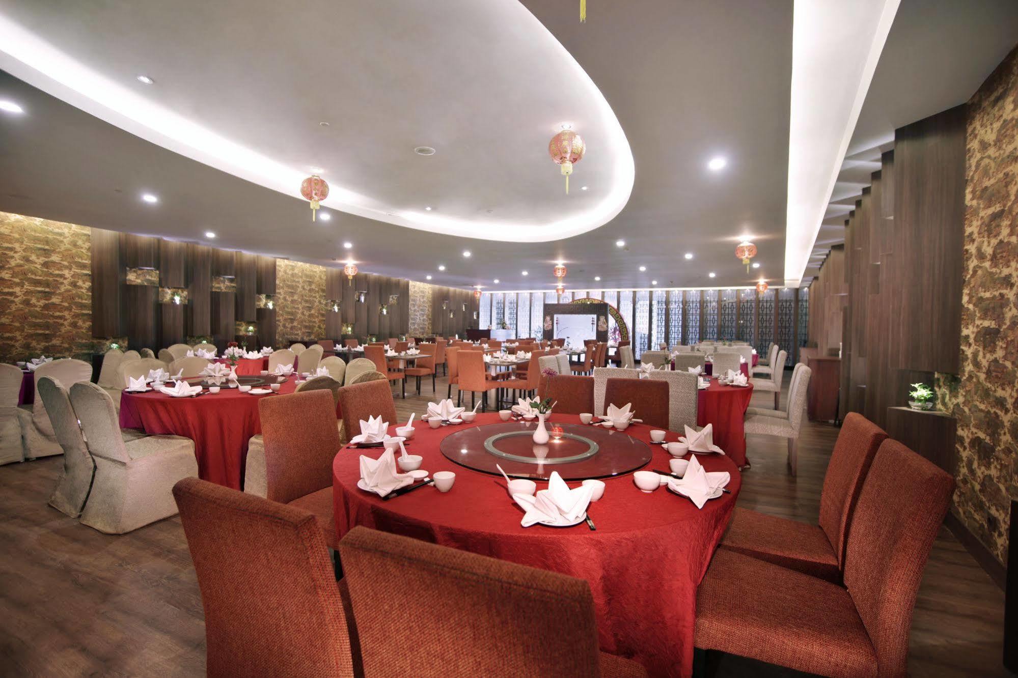 Aston Kupang Hotel & Convention Center Exteriör bild