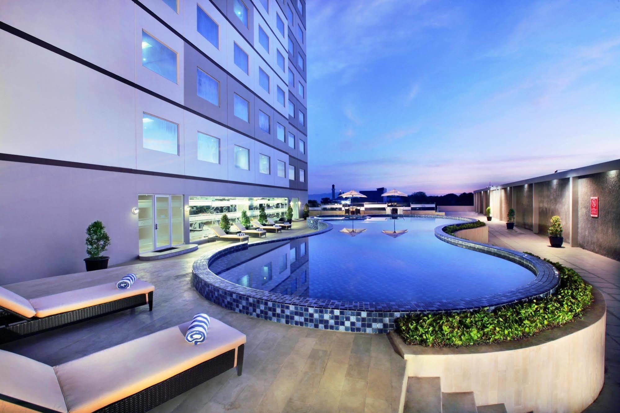 Aston Kupang Hotel & Convention Center Exteriör bild