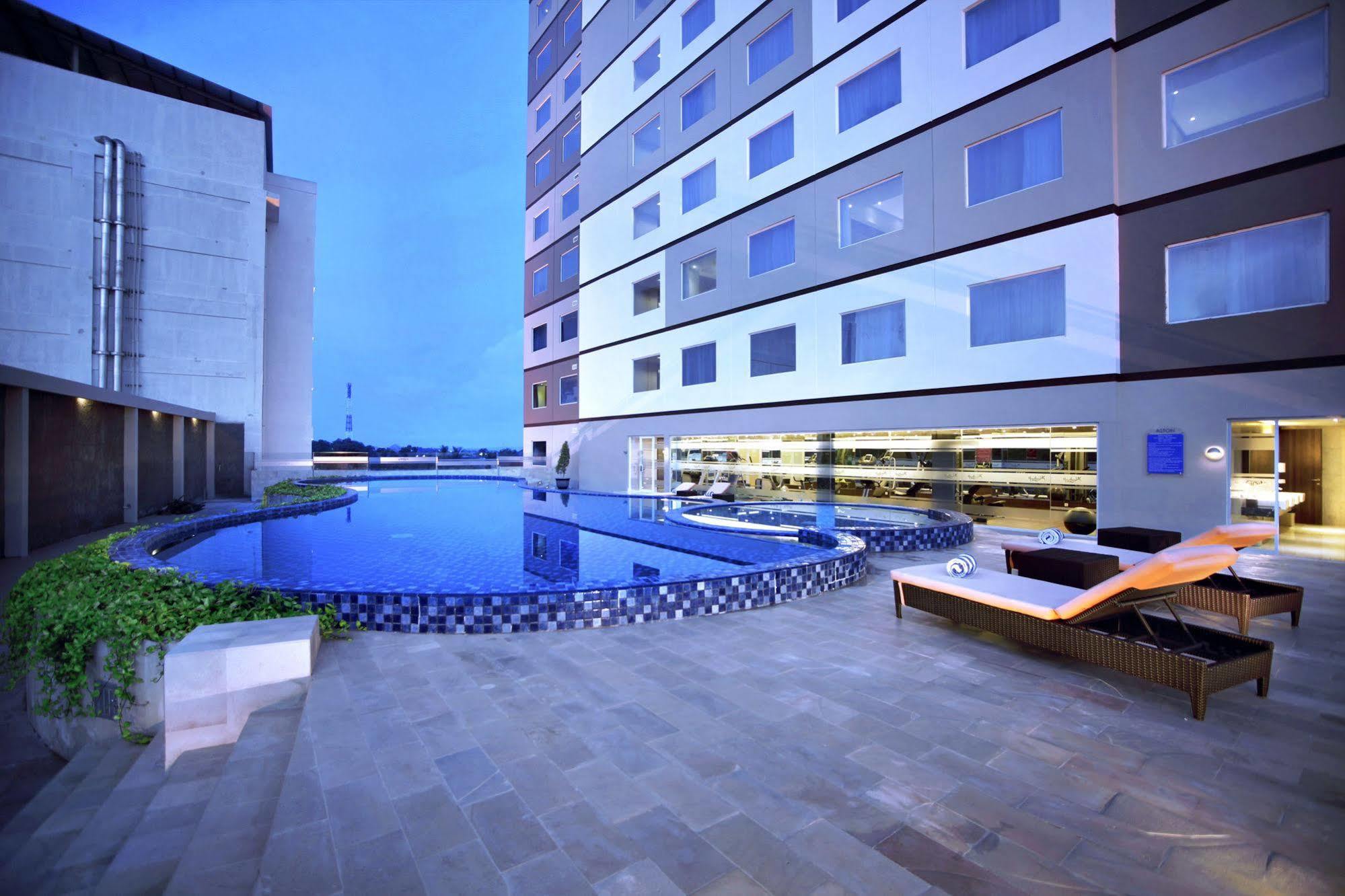 Aston Kupang Hotel & Convention Center Exteriör bild
