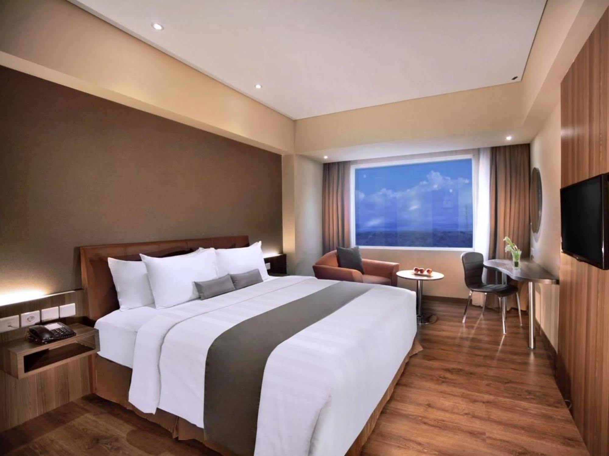 Aston Kupang Hotel & Convention Center Exteriör bild